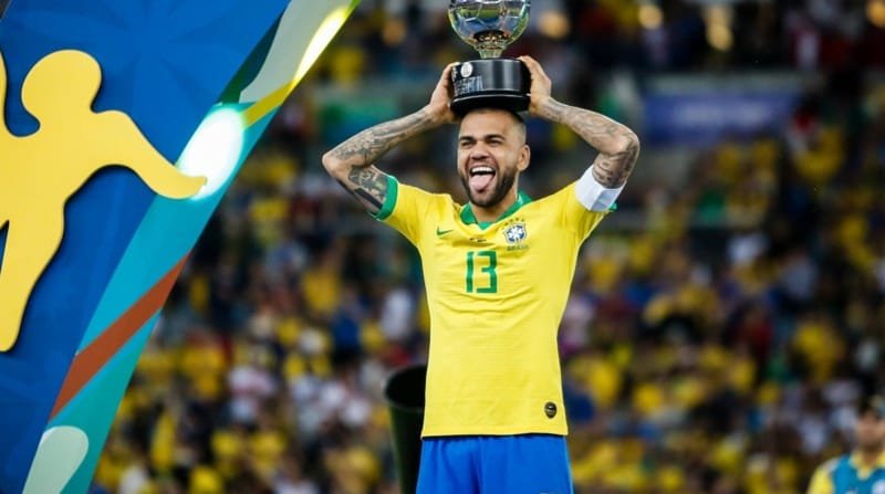Alves là hậu vệ tấn công trứ danh