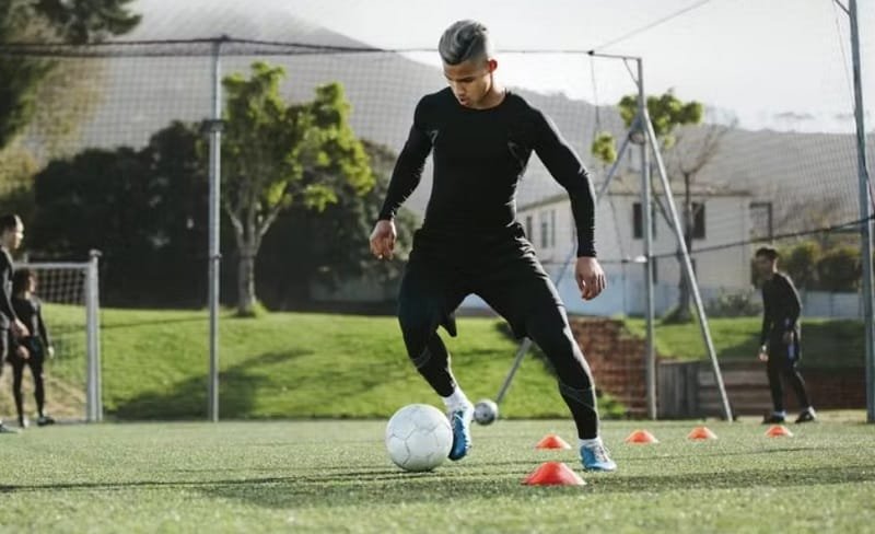 Một cách để tập kỹ thuật rê bóng trong bóng đá