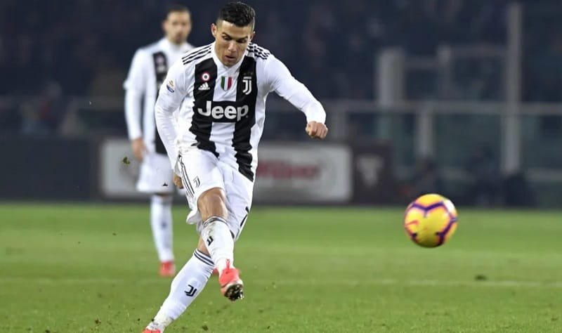 Cầu thủ Cristiano Ronaldo thực hiện cú sút bằng mu