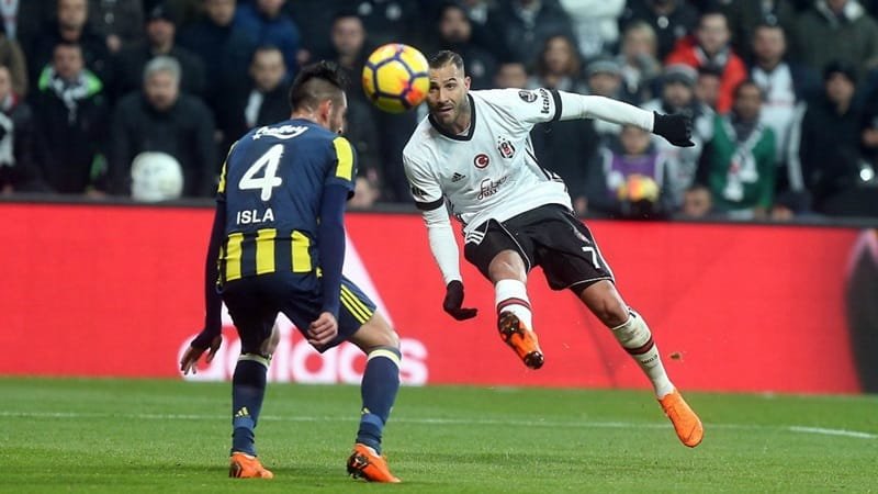 Ricardo Quaresma nổi tiếng với cú trivela