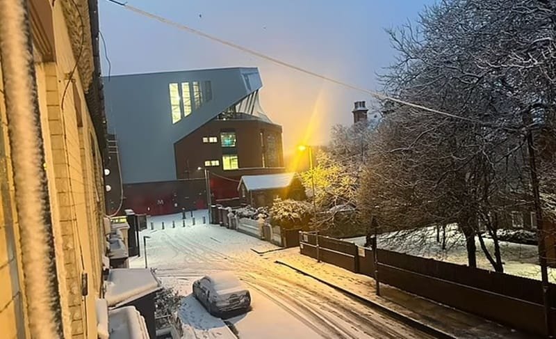 Tuyết bao phủ vùng Merseyside.