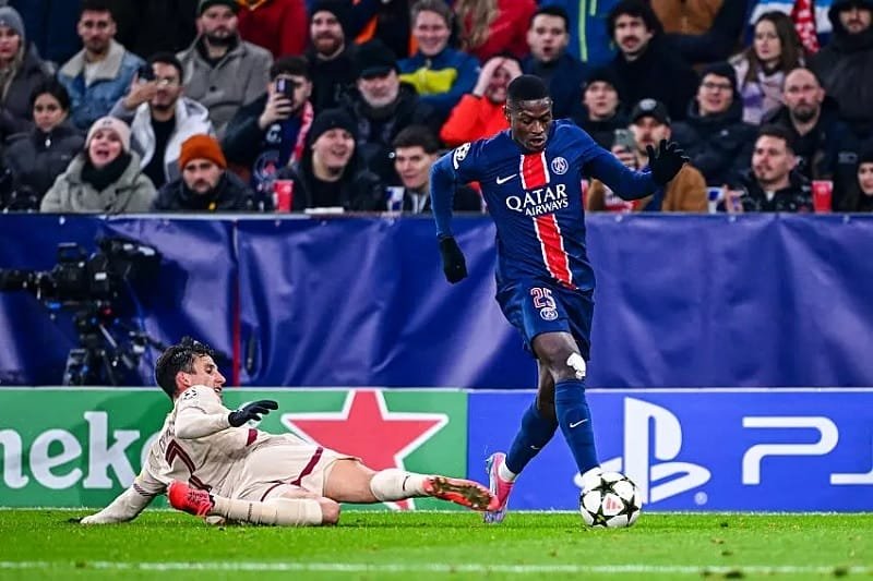 Mendes sở hữu tốc độ đáng nể, là một "cơn lốc đường biên"