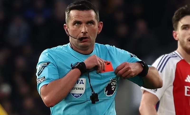 Oliver rút thẻ đỏ tranh cãi cho Arsenal