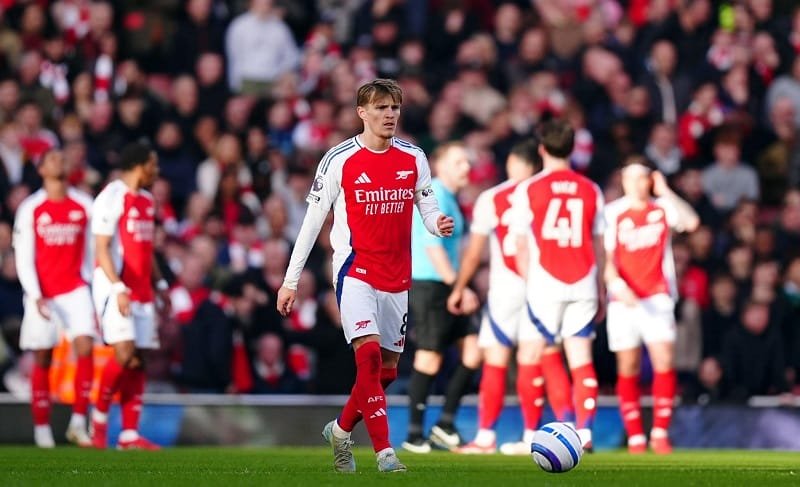 Arsenal bất ngờ nhận thất bại trước West Ham.