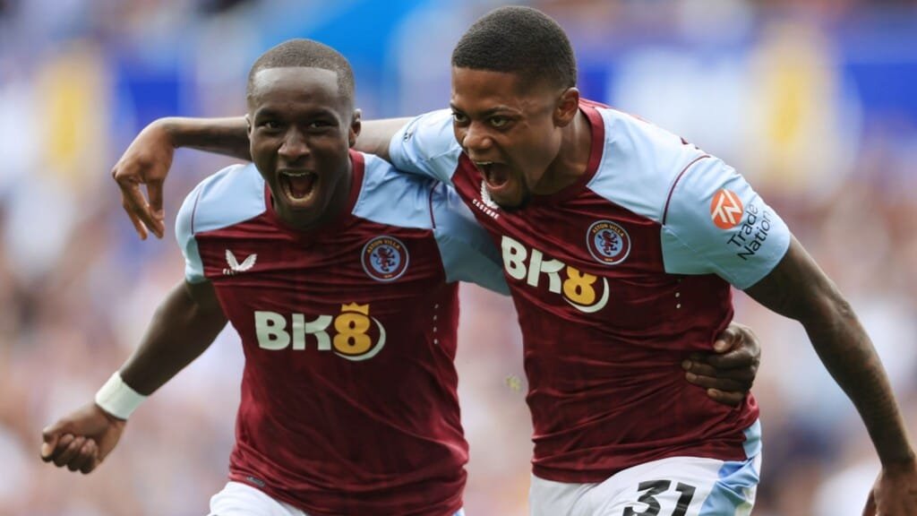 Hình ảnh hai cầu thủ đội bóng Aston Villa đang ăn mừng
