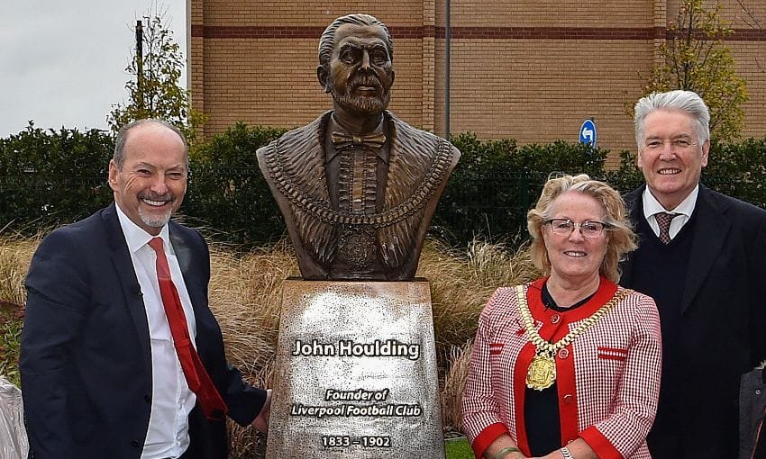 Bức tượng của cố chủ tịch John Houlding được đặt bên ngoài sân Anfield.