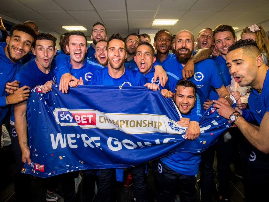 Niềm vui của các cầu thủ câu lạc bộ bóng đá Brighton khi giành quyền thăng hạng lên Premier League.