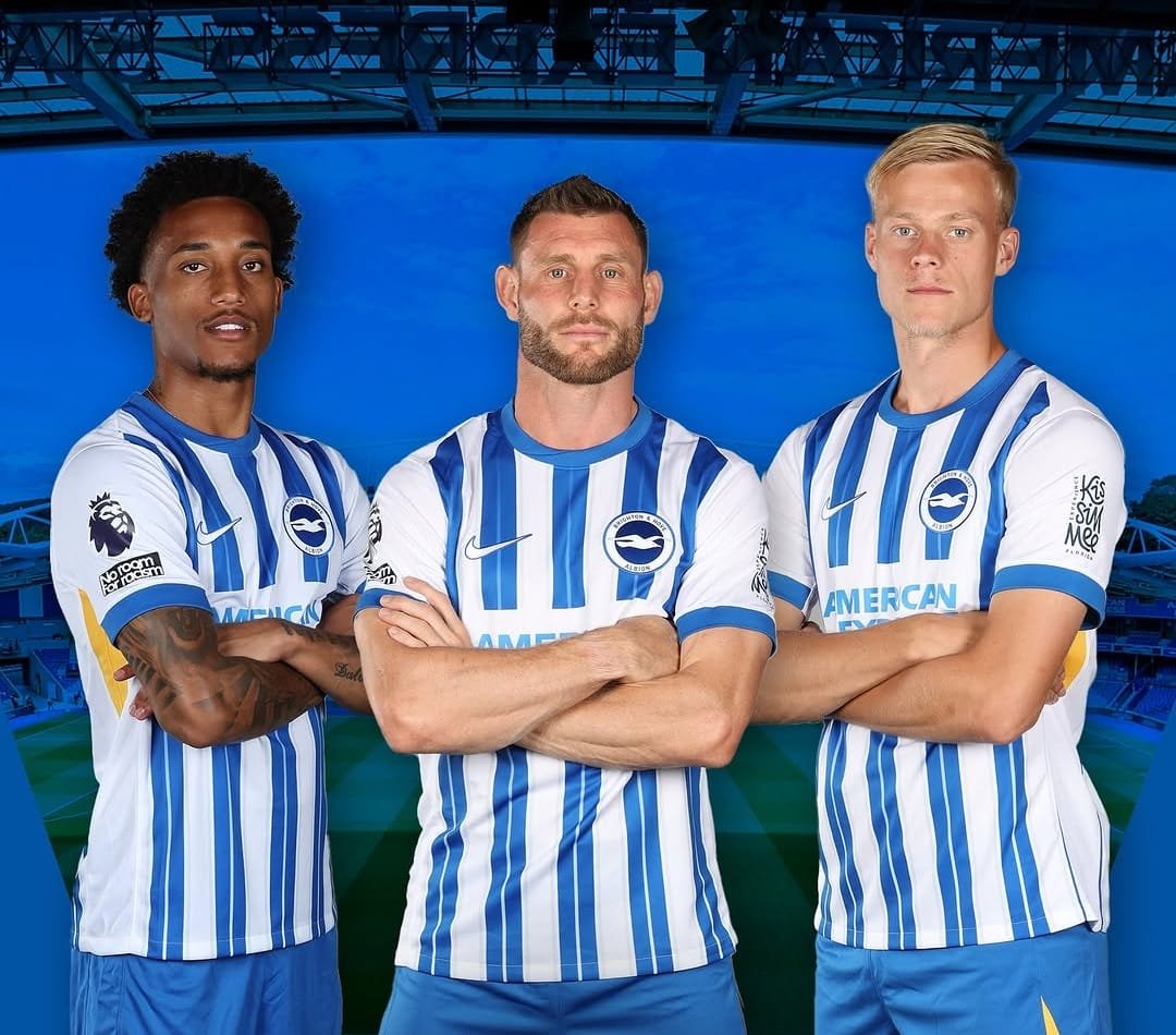 Áo đấu sân nhà của câu lạc bộ bóng đá Brighton ở mùa giải 2024/25