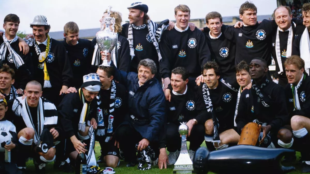 Hình ảnh các thành viên Newcastle có vé tham dự Ngoại hạng Anh mùa 1993/94.