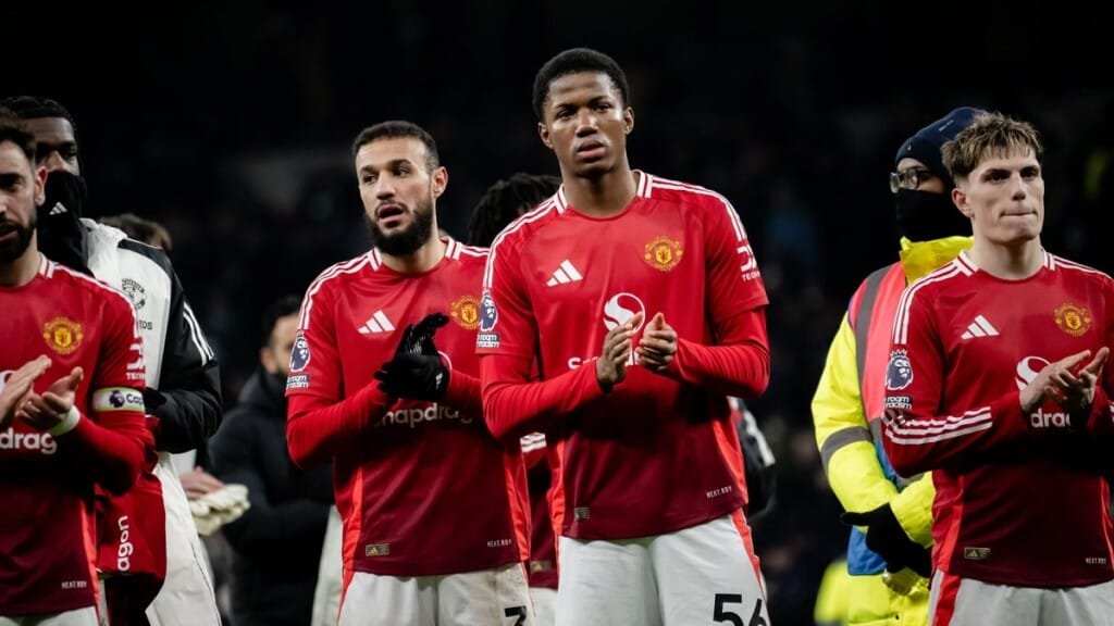 Chido Obi ra mắt Man United trong trận thua Tottenham