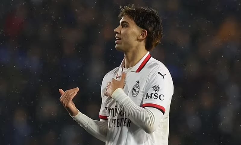 Felix gia nhập AC Milan vào ngày cuối cùng sau khi chật vật tìm kiếm thời gian thi đấu tại Premier League