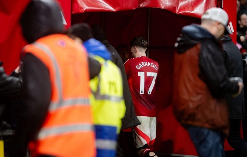 Garnacho đi vào phòng thay đồ sau khi bị thay ra.